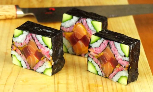 Khách ngất ngây xem đầu bếp nhà hàng cuộn sushi siêu đẹp