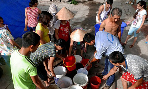 Đắng lòng cảnh dân Thủ Đô xếp hàng xách nước giữa ngày nắng nóng