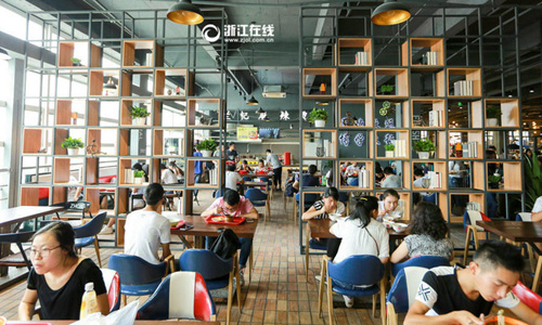 Bên trong canteen của ĐH Trung Quốc giống nhà hàng năm sao 