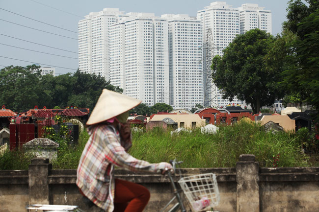 Ảnh: Người sống chen chúc với người chết giữa Thủ đô