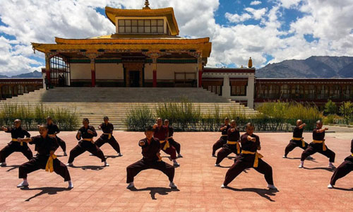 Cận cảnh ni sư luyện võ Việt Nam trên dãy Himalaya