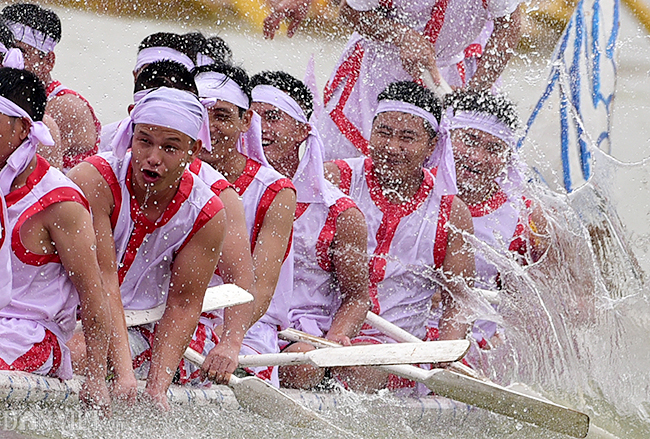 Cả khúc sông Lô 5km náo nhiệt vì gần 200 trai tráng đua thuyền