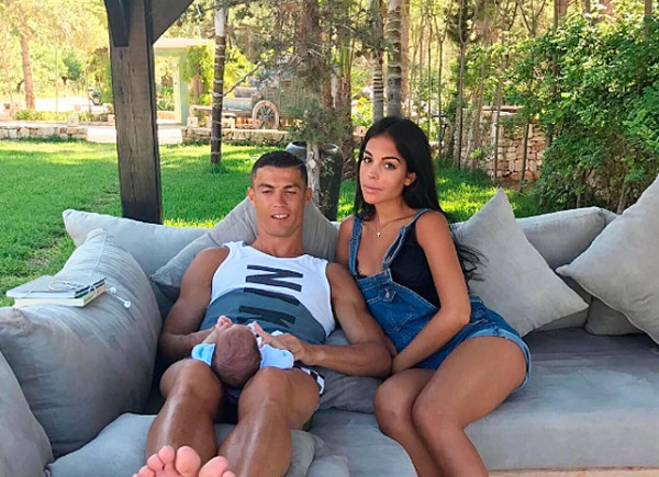 Mãn nhãn gu thời trang sành điệu của bạn gái Ronaldo 