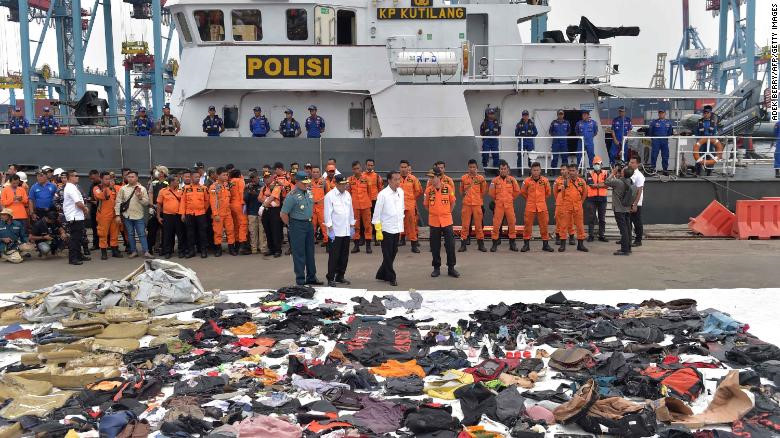 Giày, túi, ví nạn nhân máy bay Lion Air xếp thành hàng trên bến cảng 