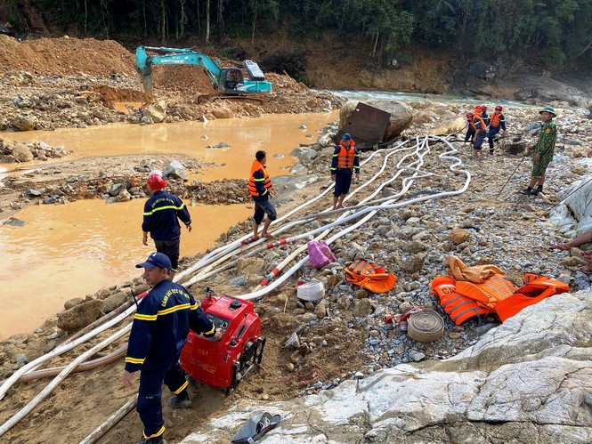 Lực lượng cứu hộ hút cạn dòng Rào Trăng, lật đất, bới đá tìm người mất tích