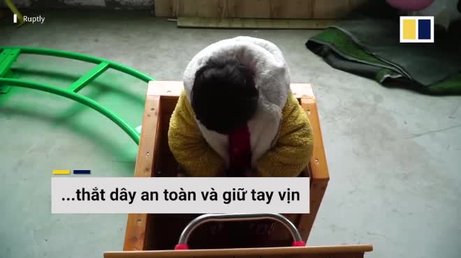 Video: “Ông bố quốc dân” tự tay làm tàu lượn siêu tốc cho con