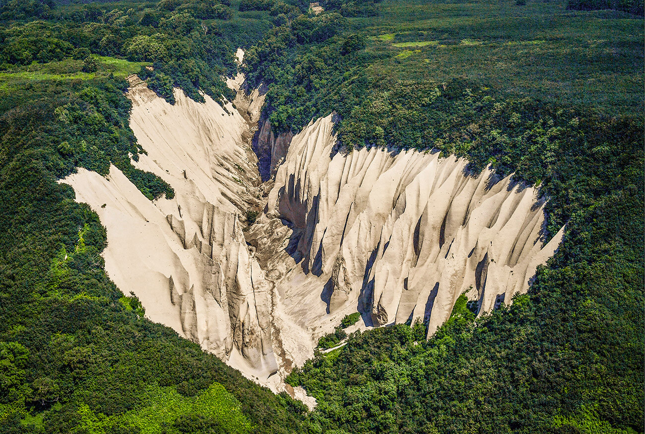 Vẻ đẹp kỳ ảo của thung lũng đá trắng hùng vĩ ở Kamchatka