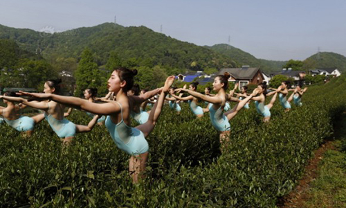 Dàn thiếu nữ mặc đồ mỏng manh múa Ballet trên đồi chè bị “ném đá“