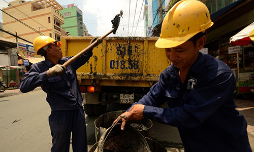 Ảnh: Nghề lặn ngụp trong nước thải ống cống ở Sài Gòn