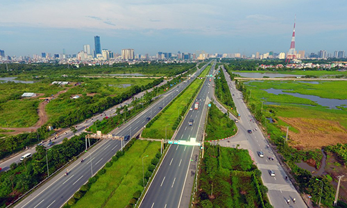 Ảnh: Cỏ dại um tùm suốt 24km Đại lộ Thăng Long tốn 53 tỷ cắt tỉa