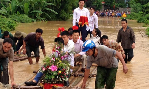 Ảnh độc khó quên: Đám cưới trong mưa lũ