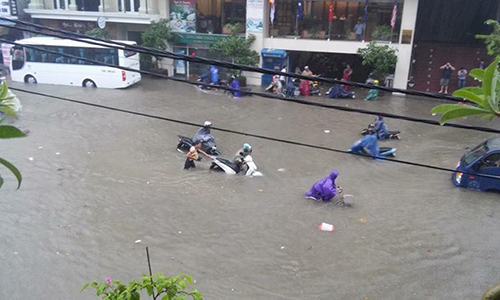 Sinh viên Huế chia sẻ ảnh ngồi học trong phòng ngập lụt