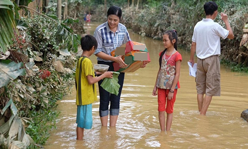 Loạt ảnh trân quý nhất khi sao Việt đi từ thiện