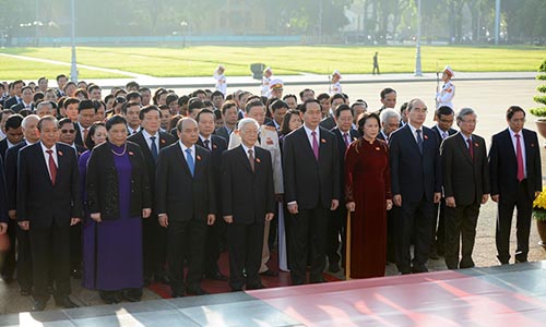 Ảnh: Đoàn đại biểu Quốc hội viếng Chủ tịch Hồ Chí Minh