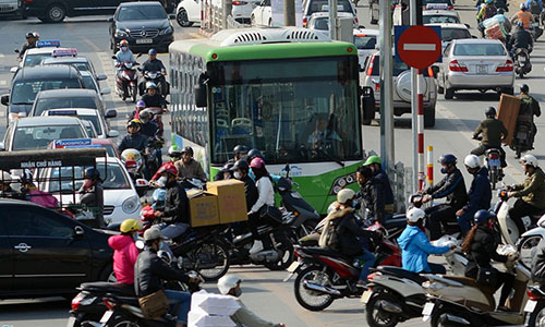 Ảnh: Buýt nhanh BRT bị xe máy chặn đầu khi chạy thử nghiệm