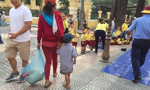 Cậu bé lượm ve chai xếp giày cho bạn đi dã ngoại