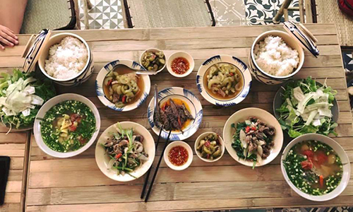 Soi menu quán cơm quê đắt “khủng” của Trường Giang