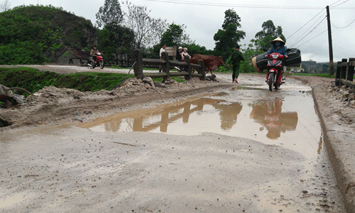 “Đánh đu” mạng sống khi qua cây cầu hơn 50 năm tuổi