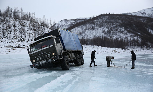 Hành trình rợn gáy trên băng đưa thức ăn tới Siberia