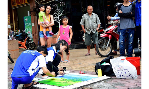 Sinh động những bức tranh trên nắp cống bẩn ở Sài Gòn 