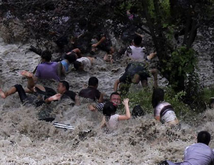 Sông Tiền Đường thịnh nộ, dân TQ kinh hoàng 