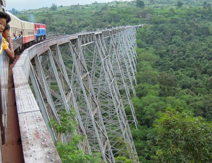 Ngắm cầu cạn giữa lưng chừng trời ở Myanmar