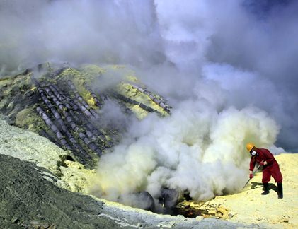 Liều mạng khai thác lưu huỳnh trên miệng núi lửa 