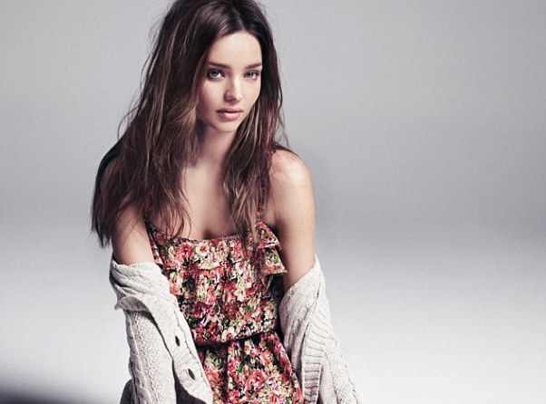 Miranda Kerr “như gái 20” với thiết kế của Mango