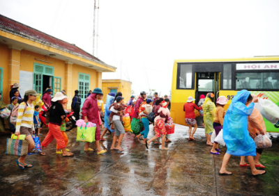 Cảnh dân miền Trung trốn chạy siêu bão Haiyan