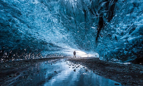 Ngắm hang động đá băng đẹp khó cưỡng ở Iceland