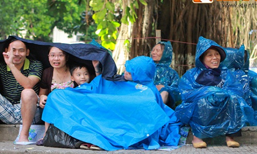 Người dân đội mưa ngắm pháo hoa 70 năm Quốc khánh 2/9