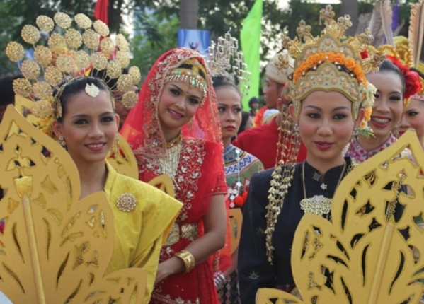 Đa sắc màu lễ hội đường phố tại Festival Huế 2014