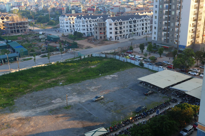 Video: Không chỗ đỗ xe, dân chung cư Hà Nội 'vứt' ô tô vạ vật 