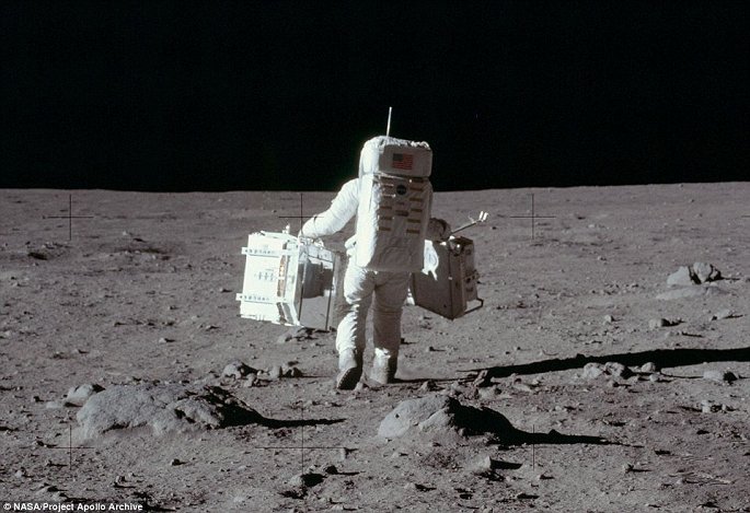 Loạt ảnh Apollo 11 trên Mặt Trăng được giấu kín suốt 49 năm 