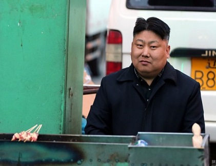 Người bán hàng rong gây sốt vì giống hệt Kim Jong-un