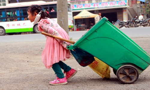 Bất ngờ cô bé 5 tuổi sắm vai “công nhân vệ sinh”