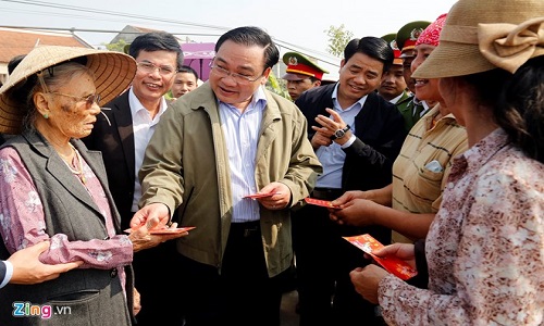 Bí thư Hà Nội Hoàng Trung Hải đi cấy đầu năm