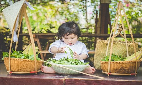 Bộ ảnh “cô nông dân nhí” 11 tháng tuổi siêu đáng yêu