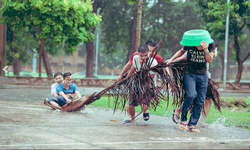 Kỷ yếu mùa lũ: Sinh viên Nông nghiệp xuống sân “tập bơi“