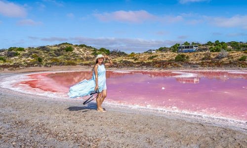 Biển màu hồng lãng mạn ở Australia khiến chị em mê mẩn