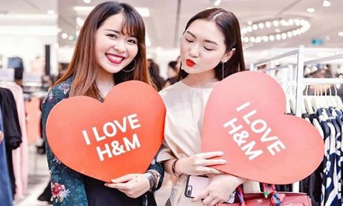 Hot girl check-in tại cửa hàng H&M, Zara đầu tiên tại Hà Nội