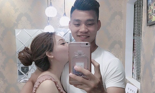 Văn Thanh U23 Việt Nam đưa bạn gái hot girl về Hải Dương ăn Tết