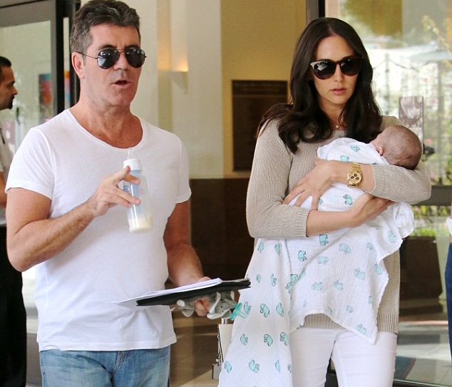 Simon Cowell cầm bình sữa lẽo đẽo theo người tình