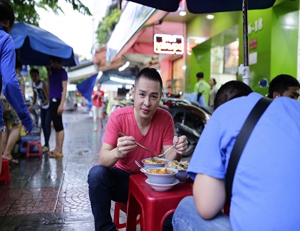 Bắt gặp Hoàng Hải “lê la” vỉa hè Sài Gòn