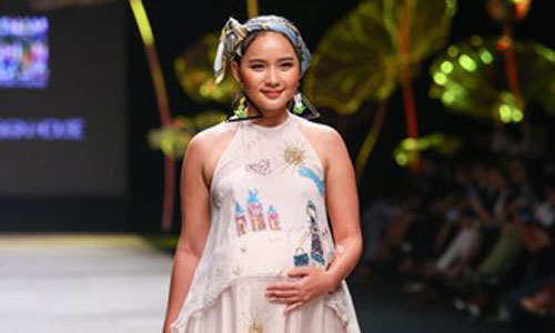 Phan Như Thảo bế bụng bầu 4 tháng lên sàn catwalk