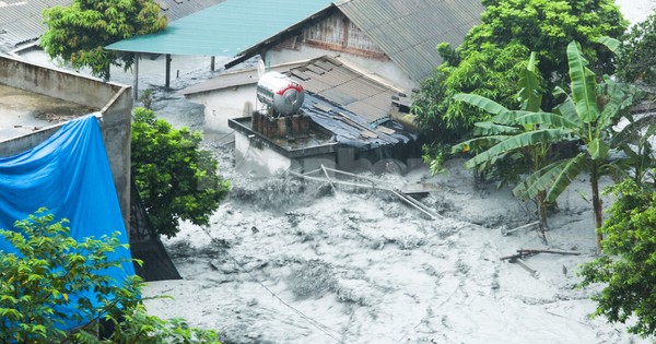 Hàng trăm ngôi nhà ngập nước, người dân chạy thoát thân do vỡ ống cống hồ thải quặng