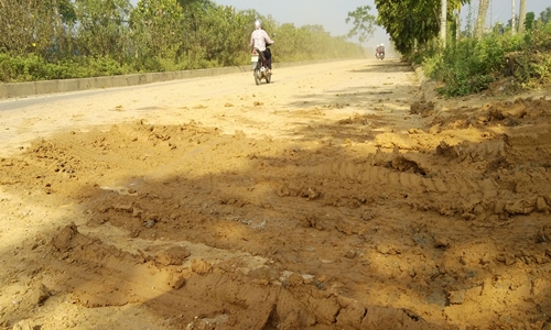 Đại lộ Thăng Long phủ đầy bùn đất, tiềm ẩn tai nạn