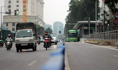 Hà Nội bắt đầu làm hàng rào phân cách làn xe buýt nhanh