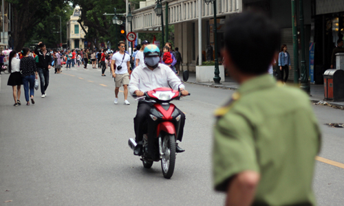 Xe máy, xe đạp lạng lách trong phố đi bộ Hà Nội