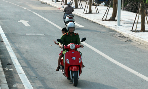 Xe máy nối đuôi nhau đi ngược chiều trên “con đường vàng” ở Hà Nội